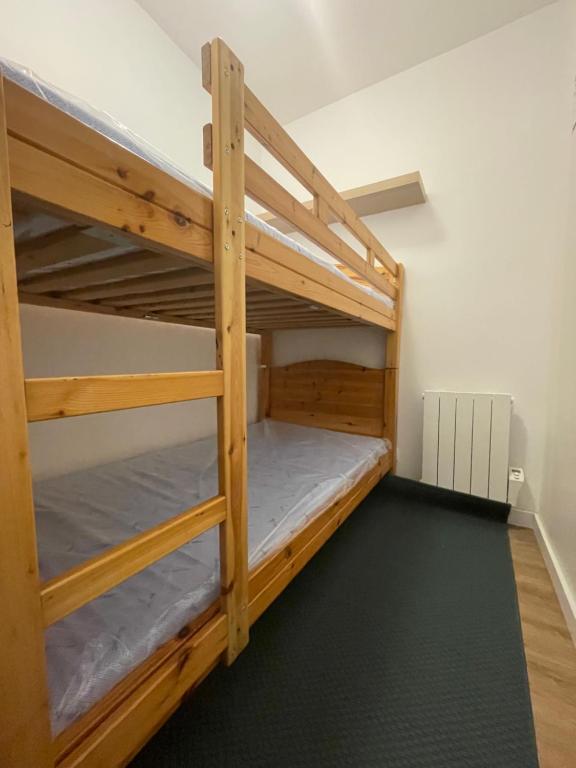 Pokój z łóżkiem piętrowym i 2 łóżkami piętrowymi w obiekcie Cosy Appartement vue mer w mieście Camiers