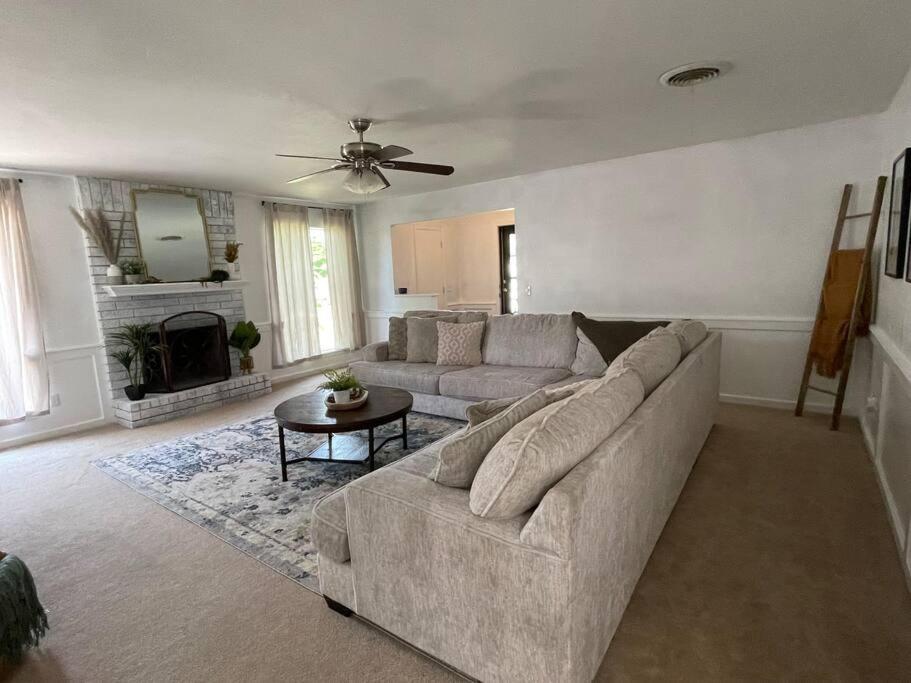sala de estar con sofá y mesa en Sleeps 20 6 BR Duplex near PD Canyon Dinning en Amarillo