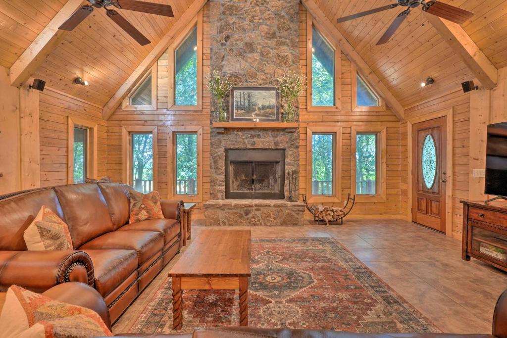 uma sala de estar com um sofá e uma lareira em Country Cabin with Wraparound Deck and Views! em Springdale