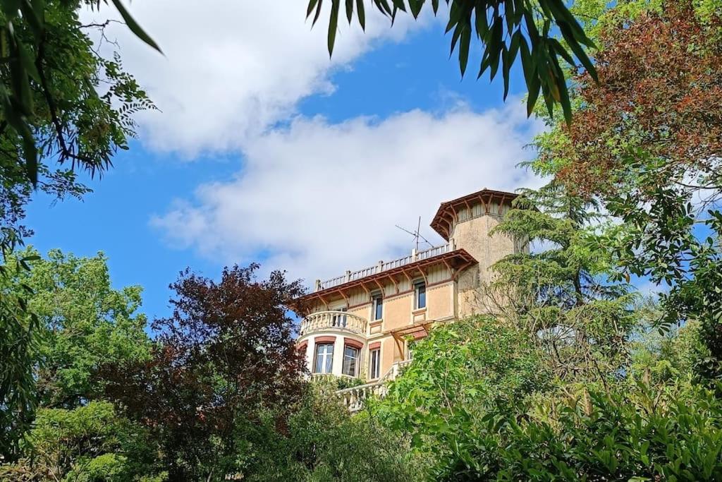 budynek w środku niektórych drzew w obiekcie Gîte de charme atypique vue panoramique w mieście Montrevault