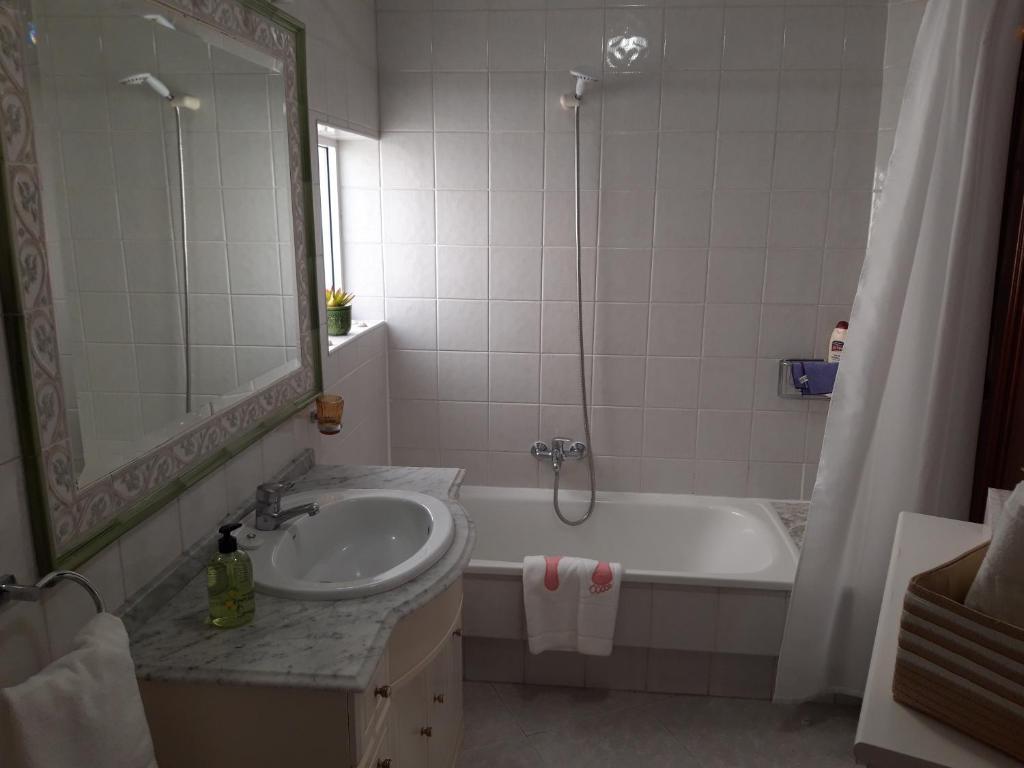 Kúpeľňa v ubytovaní ChavesB Apartamento en Vilaxoan de Arousa