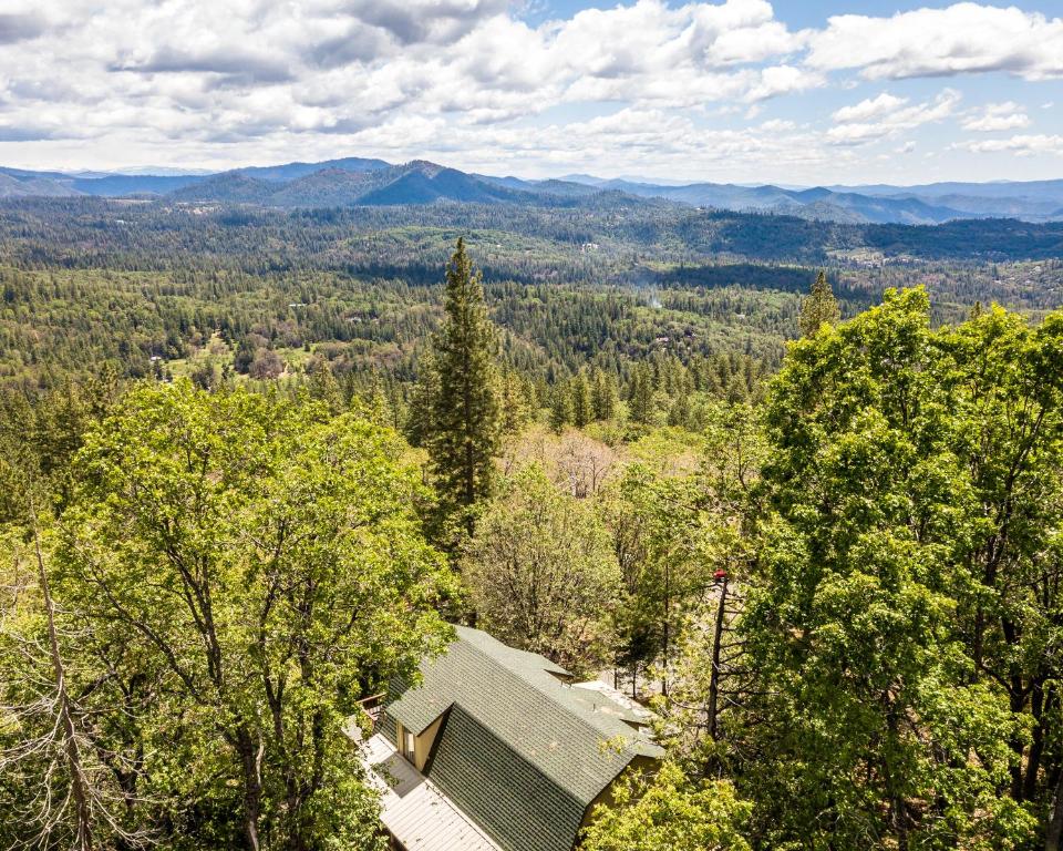 Foto de la galeria de Eagle View Mountain Retreat with stunning views, hot tub, decks, 1 acre a Sonora