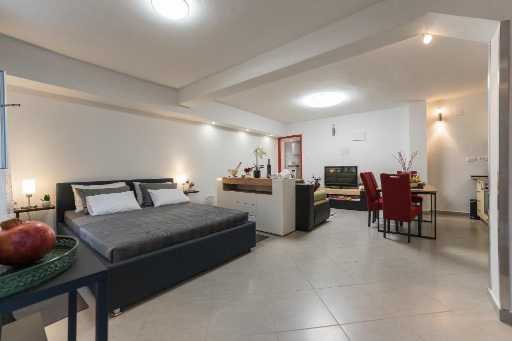 1 dormitorio con 1 cama, cocina y sala de estar en Studio Apartman Mirakul, en Zadar