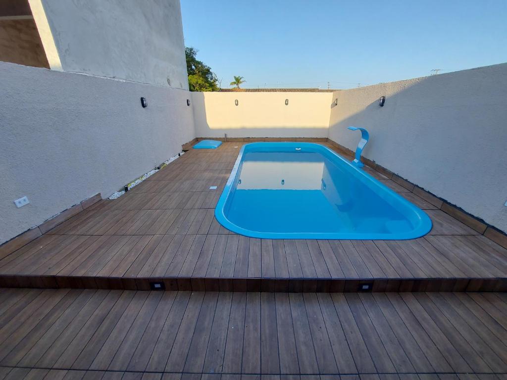 Balneário Céu Azul, com piscina a 350m da praia في Matinhos: وجود مسبح على سطح المنزل
