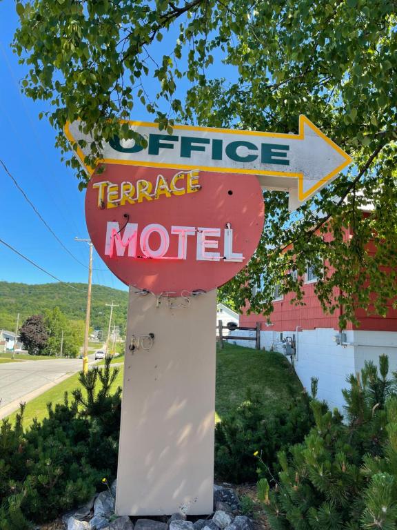 een bord voor een koffieterras motel aan de kant van een weg bij The Terrace Motel in Munising