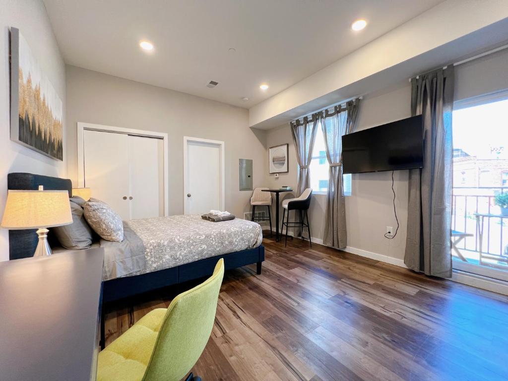 Stay at Luna on Ridge Ave - Apartment With Balcony