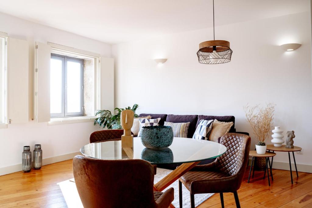 uma sala de estar com uma mesa e um sofá em Authentic Porto House no Porto
