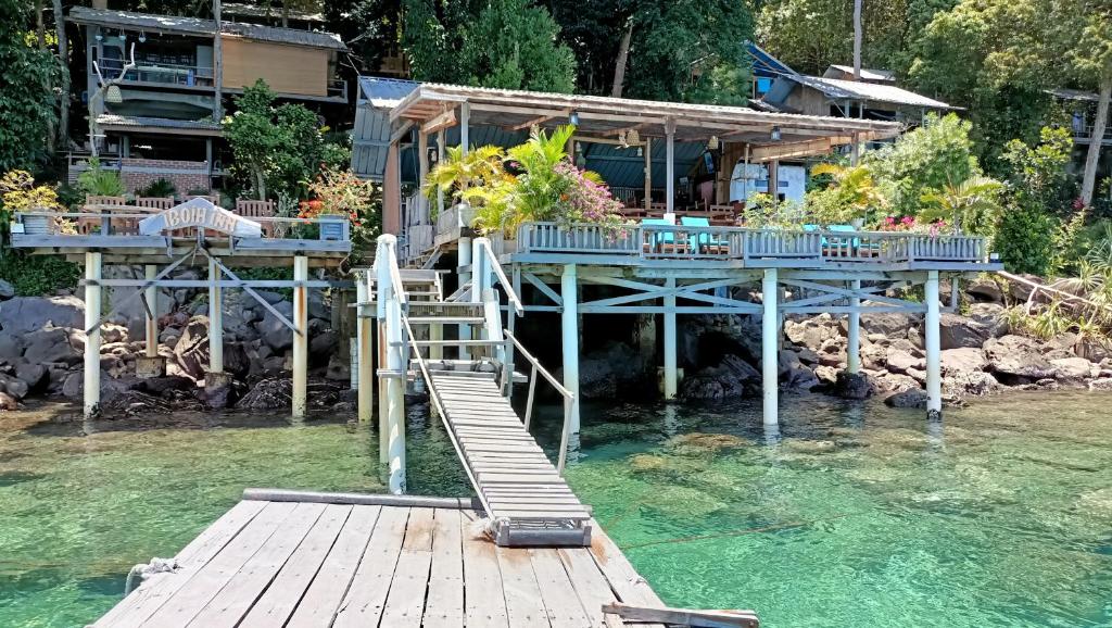 ein Haus auf einer Anlegestelle im Wasser in der Unterkunft Iboih inn in Sabang