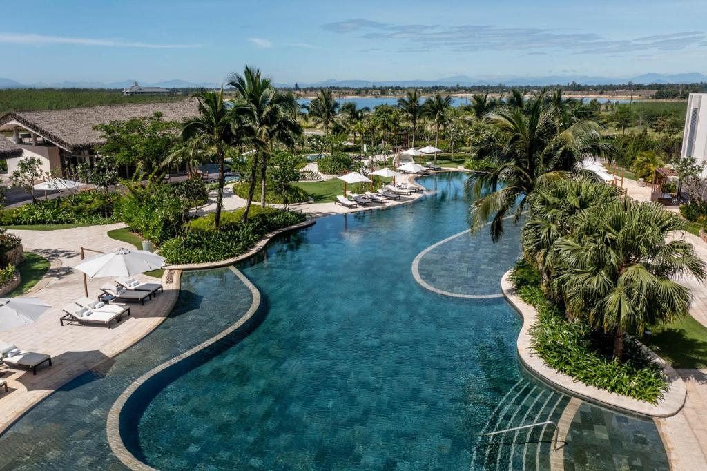 uma vista aérea de uma piscina num resort em New World Hoiana Hotel em Hoi An