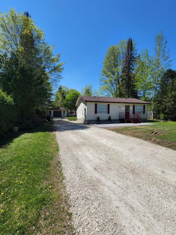 Cozy Cottage with Amazing Location!!