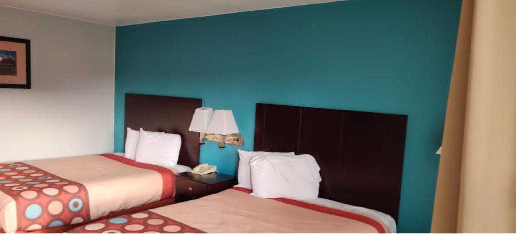 FairBridge Inn Express Stuttgart - Queen Room With Two Queen Beds - Smoking