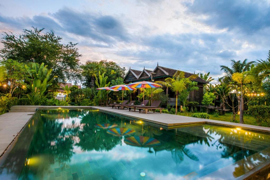 Bazén v ubytování Phum Khmer Lodge - Village Cambodian Eco-Lodge nebo v jeho okolí
