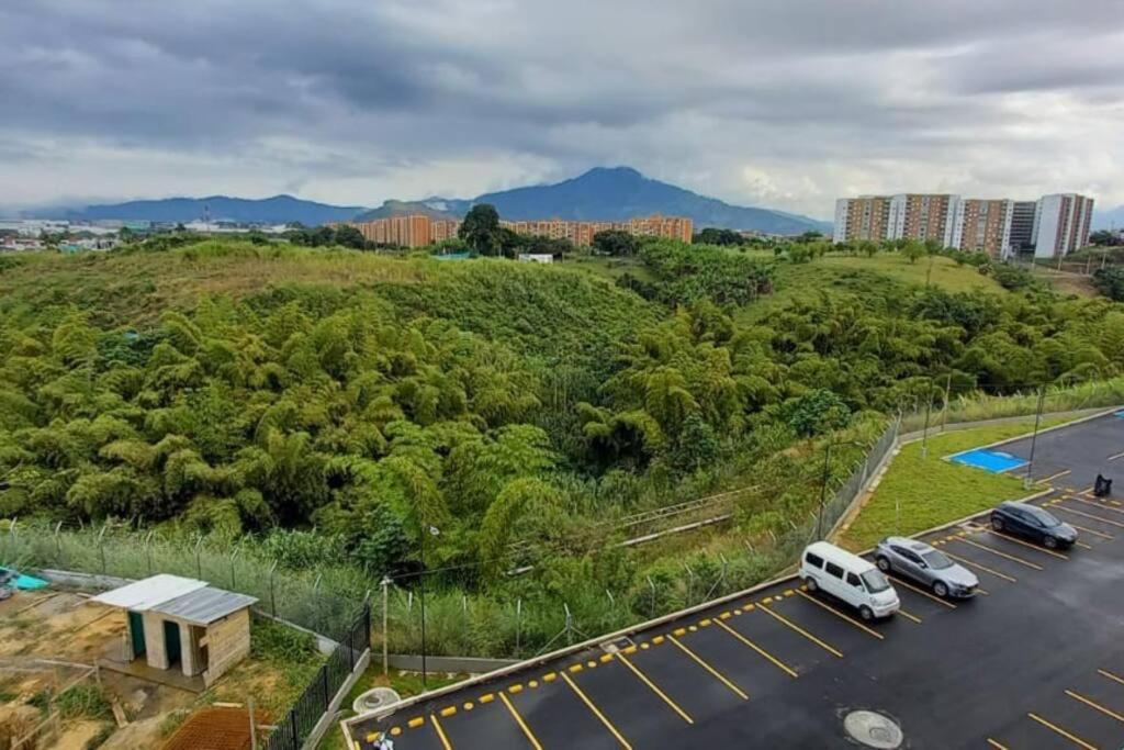 Hermoso apartamento pereira con parking y piscina - Apartamento De Tres Habitaciones