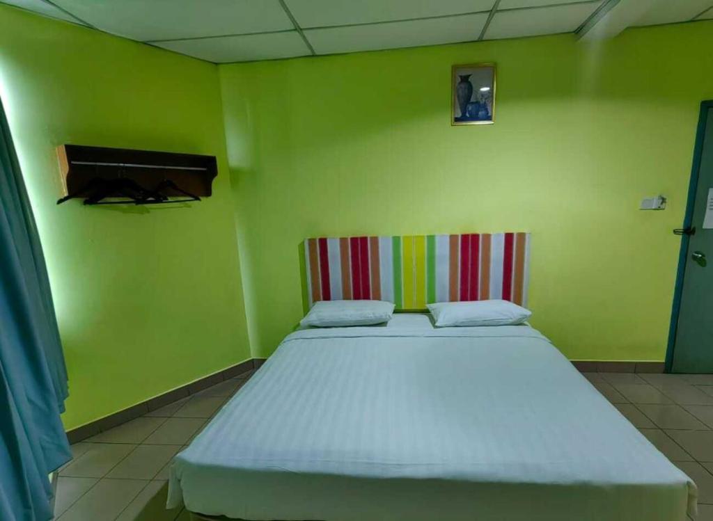 Postel nebo postele na pokoji v ubytování Century Hotel Inanam