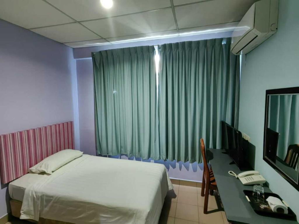 TV a/nebo společenská místnost v ubytování Century Hotel Inanam