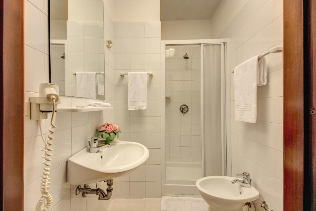 Koupelna v ubytování Hotel Corona