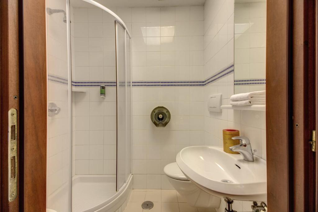 Koupelna v ubytování Hotel Corona