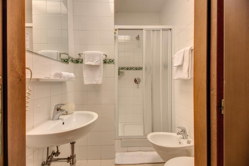 Koupelna v ubytování Hotel Corona