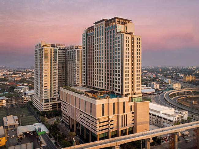 eine Luftansicht einer Stadt mit hohen Gebäuden in der Unterkunft The Grand Fourwings Convention Hotel Bangkok in Bangkok