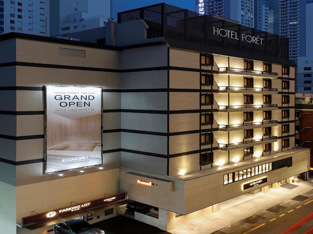 un hotel con un cartel en el lateral de un edificio en Hotel Foret The Spa en Busan