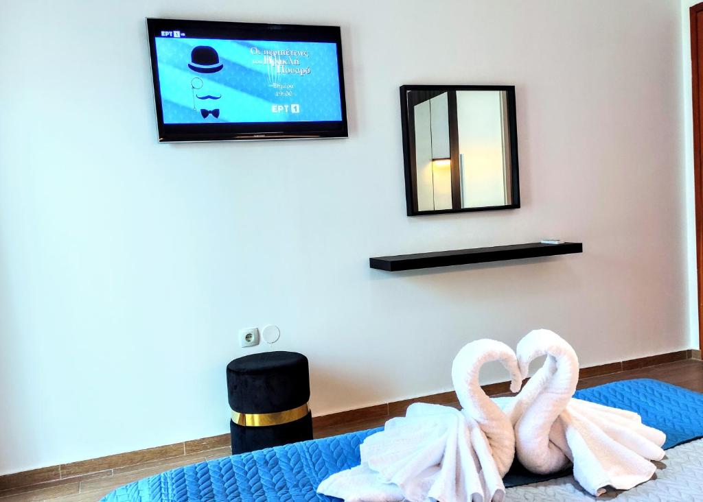TV a/nebo společenská místnost v ubytování The Elysian at Nicopolis jacuzzi