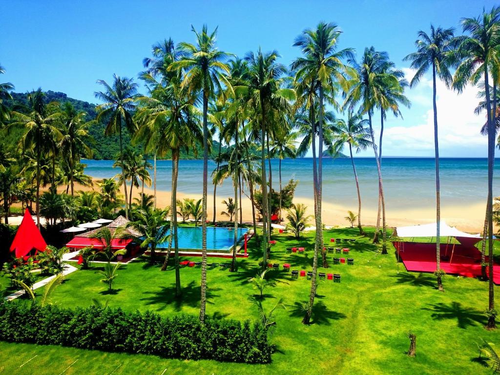 ośrodek z basenem, palmami i plażą w obiekcie Chang Noi Paradise Apartments w mieście Ko Chang