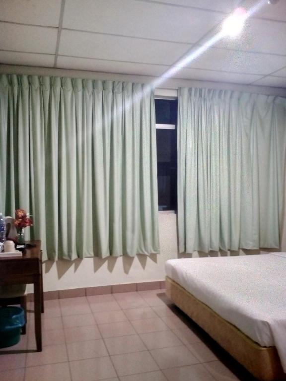 Postel nebo postele na pokoji v ubytování Century Hotel Inanam