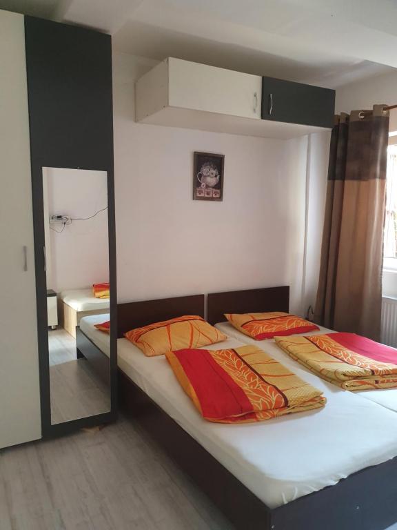 1 dormitorio con 2 literas y espejo en Casa Ana en Cluj-Napoca
