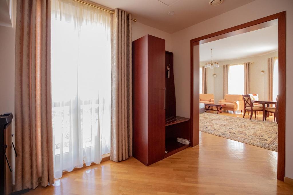 Latar Hotel Yerevan - Suite