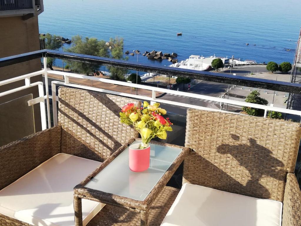 d'une table et de chaises sur un balcon avec vue sur l'océan. dans l'établissement Suites Cielo Stellato on Concordia Sea, à Salerne
