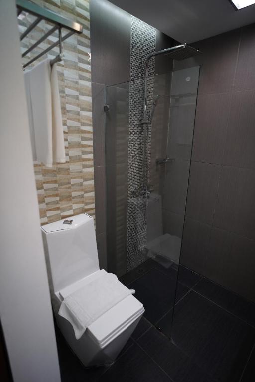 Koupelna v ubytování Heroes Hotel