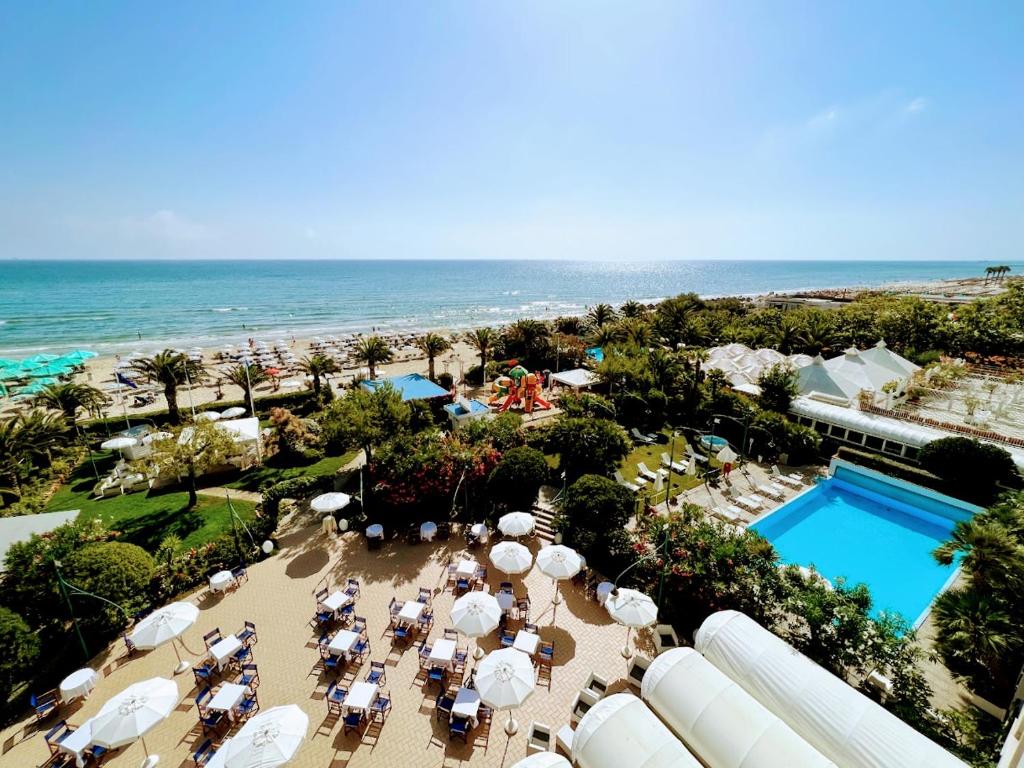 una vista aerea di un resort con piscina e oceano di Hotel Parco Delle Rose a Silvi Marina