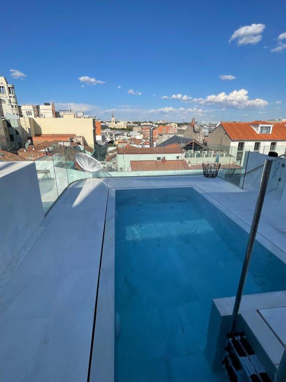 uma piscina no telhado de um edifício em 60 Balconies Iconic em Madri