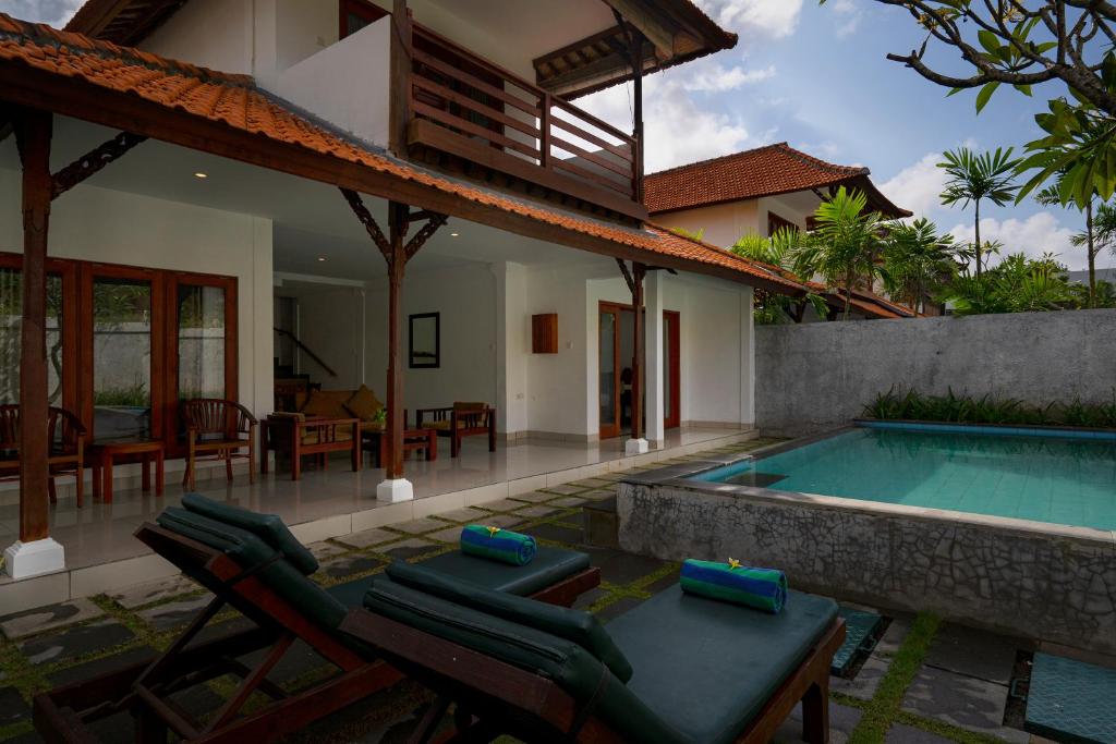 Bazén v ubytování Kusuma Resort Seminyak nebo v jeho okolí
