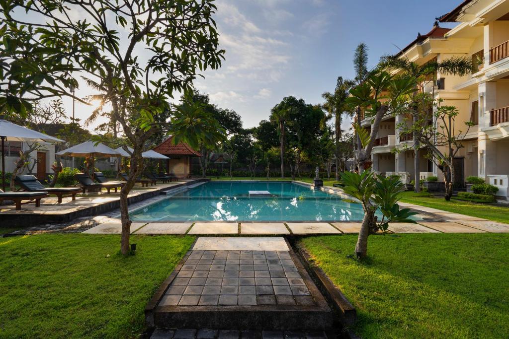 Bazén v ubytování Kusuma Resort Seminyak nebo v jeho okolí