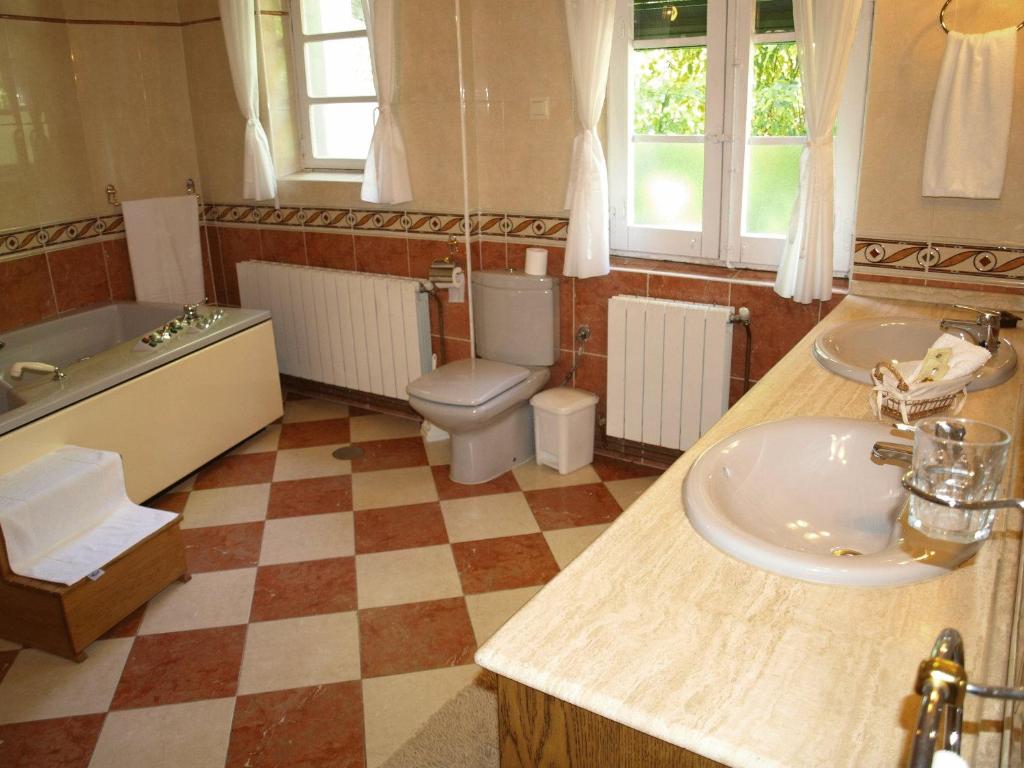 Koupelna v ubytování Gran Posada La Mesnada