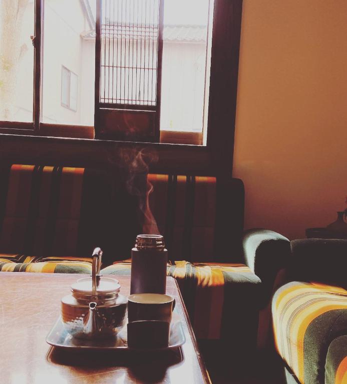Posezení v ubytování ゲストハウス　華屋 (guest house HANAYA）