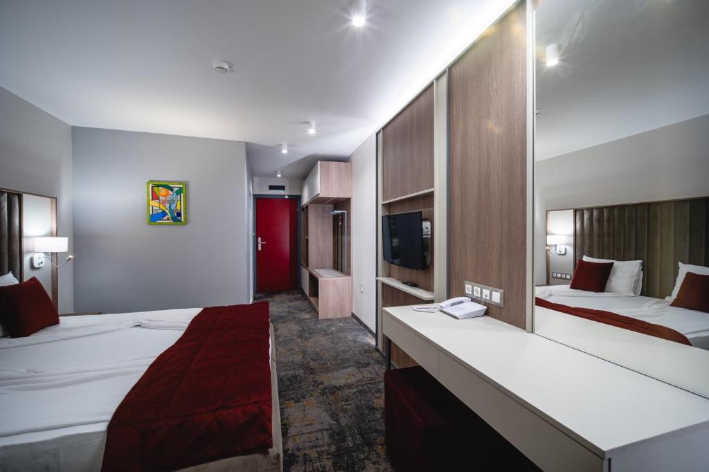 Postel nebo postele na pokoji v ubytování Saint George Hotel & Medical Spa