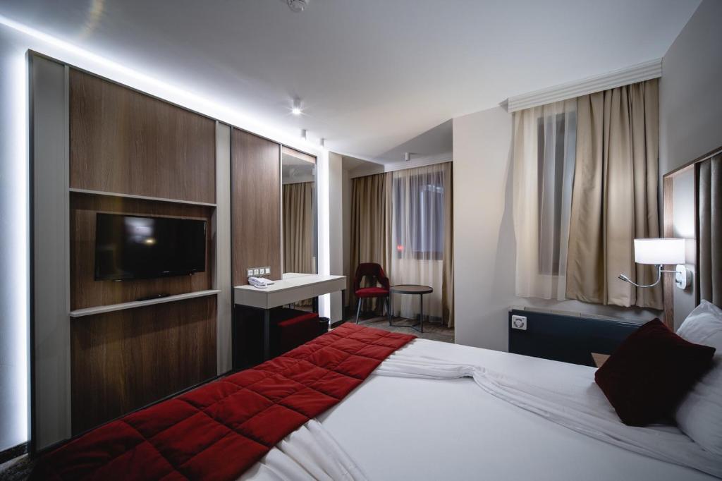 Postel nebo postele na pokoji v ubytování Saint George Hotel & Medical Spa