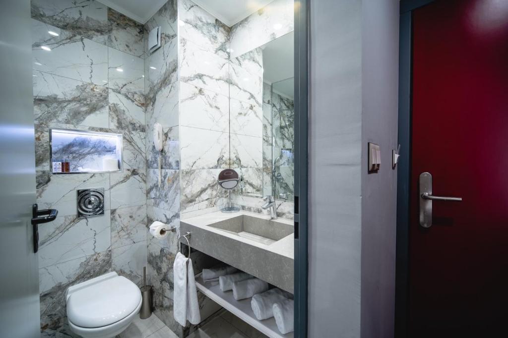 Koupelna v ubytování Saint George Hotel & Medical Spa
