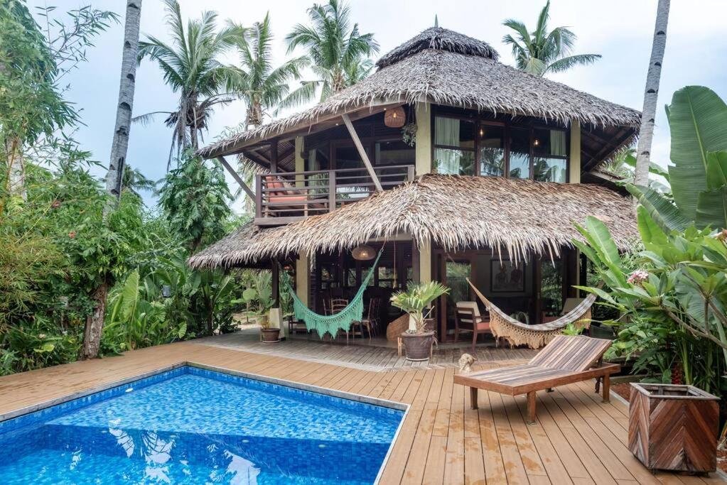 une villa avec une piscine et un complexe dans l'établissement Alaia Hideaway, à General Luna