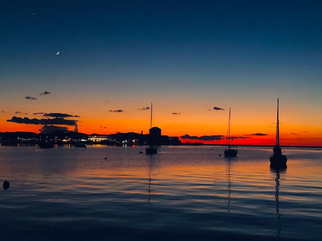 un tramonto su un porto con barche in acqua di Apartments Nadia Umag a Umag (Umago)