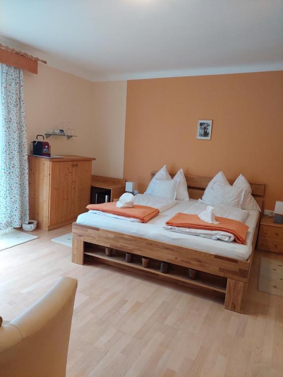ein Schlafzimmer mit einem Bett mit zwei Kissen darauf in der Unterkunft Landhaus zum Siebenschläfer in Herrnbaumgarten