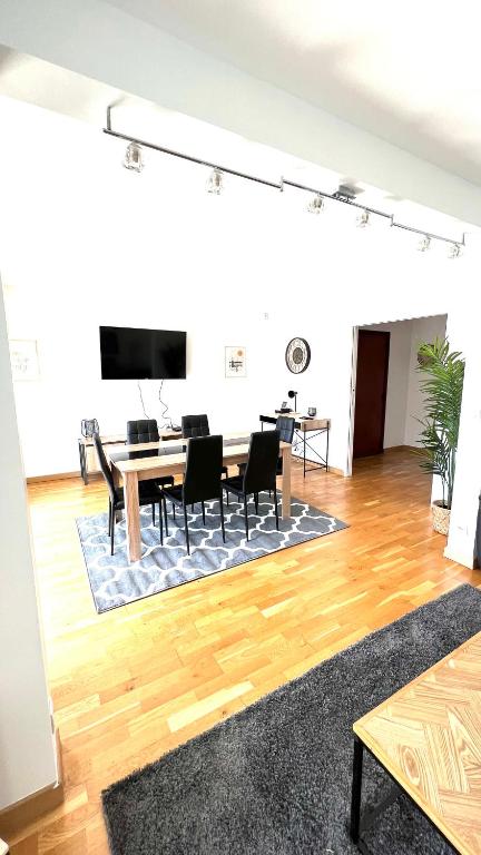 Televízia a/alebo spoločenská miestnosť v ubytovaní Superbe appartement en centre-ville, 20min de Paris, 5 min d'Enghien