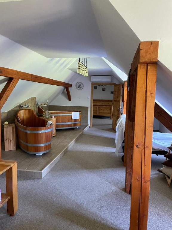 Postel nebo postele na pokoji v ubytování Wellness Hotel Svachovka