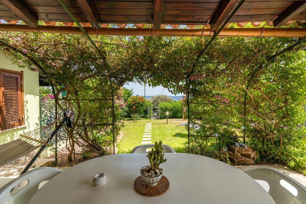 un tavolo con vista sul giardino di La Casa di Silvia a Costa Rei