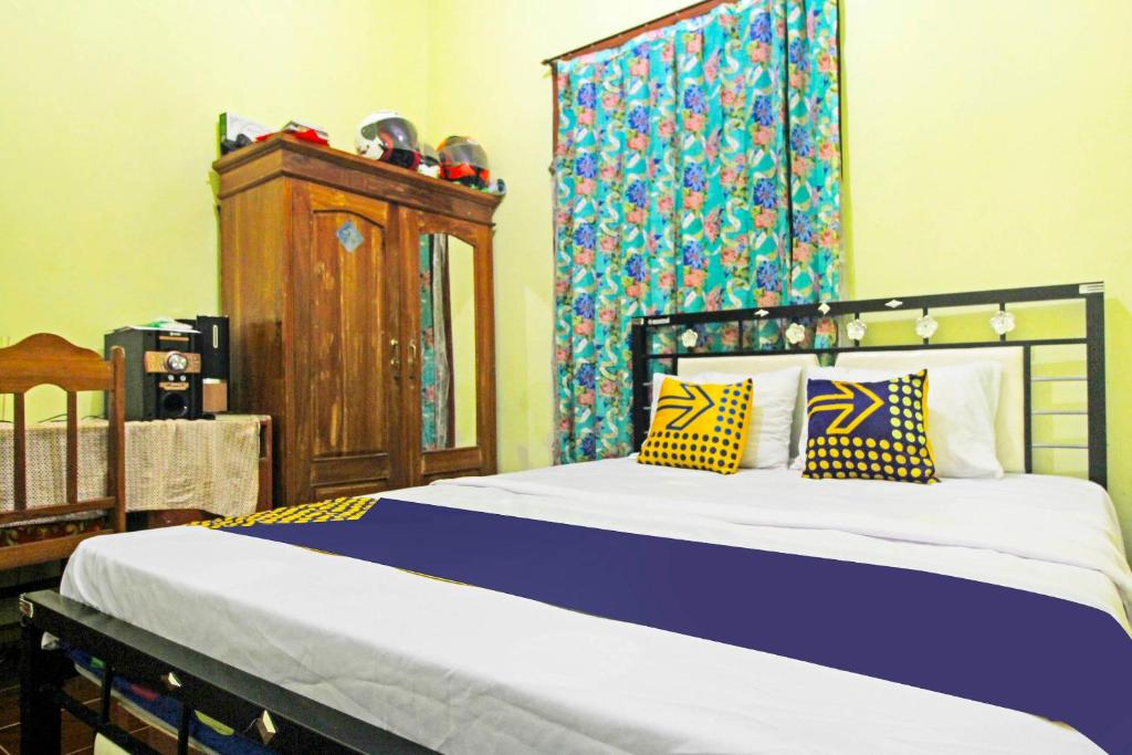 Cama ou camas em um quarto em OYO Homes 91149 Desa Wisata Nangelasari