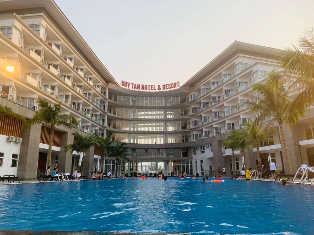 Baseinas apgyvendinimo įstaigoje Duy Tân Quảng Bình Hotel & Resort arba netoliese