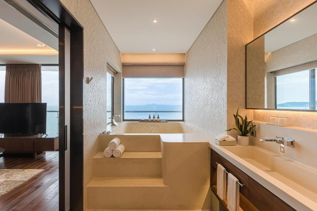 Three bedroom Ocean Suite with Balcony and Jacuzzi Bathtub