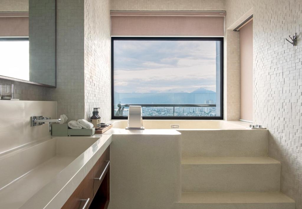 Executive City Suite with Balcony and Jacuzzi Bathtub